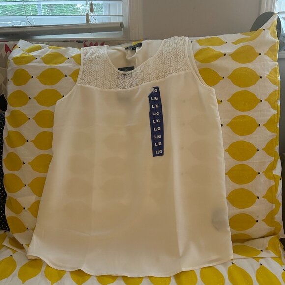 A Ladies Light White Blouse - Picture 7 of 7